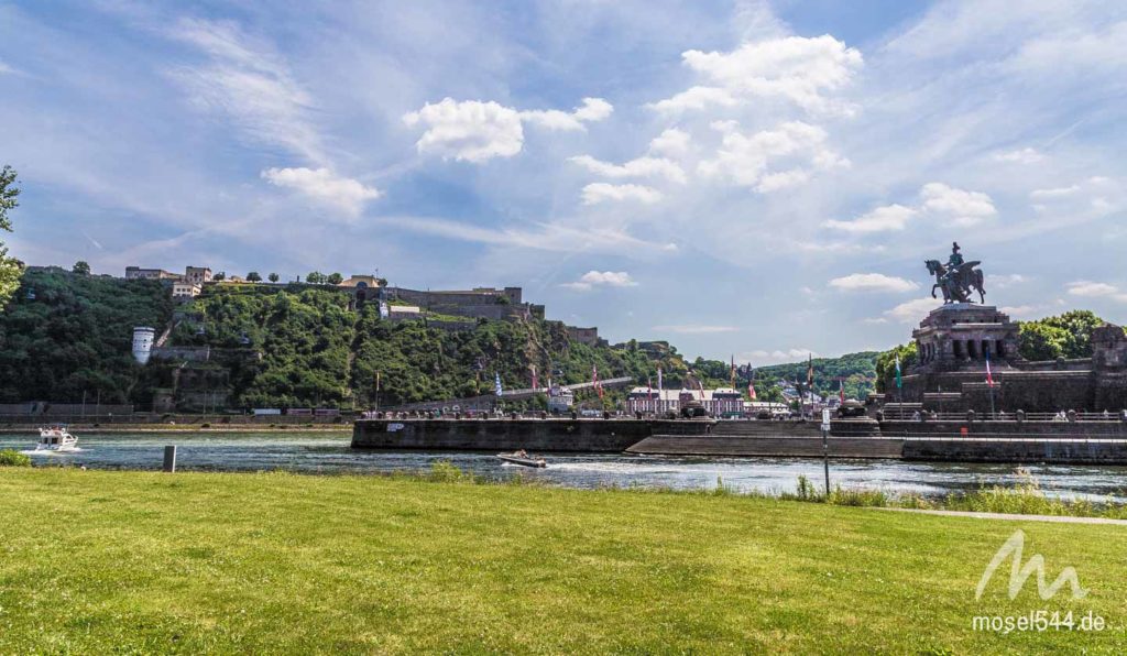 Deutsches Eck mit Mosel und Festung Ehrenbreitstein.