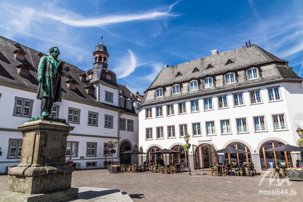 Am Jesuitenplatz befindet sich auch das Rathaus.