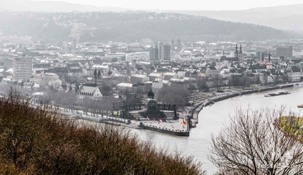 Das Deutsche Eck von oben vor der Festung Ehrenbreitstein gesehen.