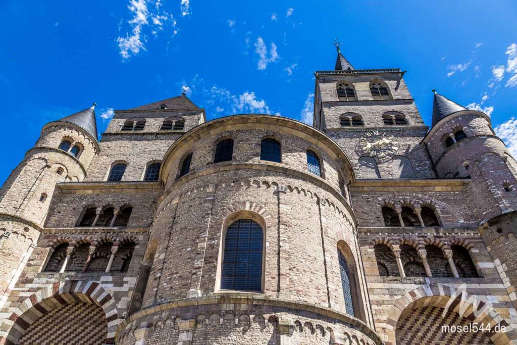 Trierer Dom mit blauem Himmel