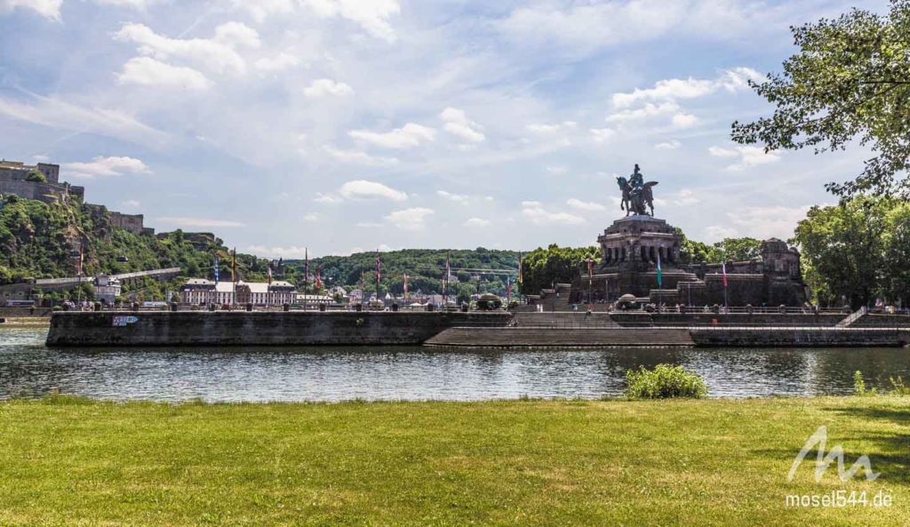 Am Moselufer gegenüber dem Deutschen Eck gibt es eine schöne Wiese.