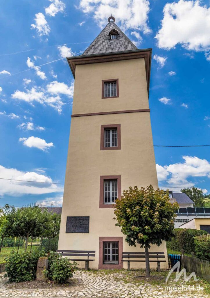 Der alte Fährturm ist das Wahrzeichen von Mehring.