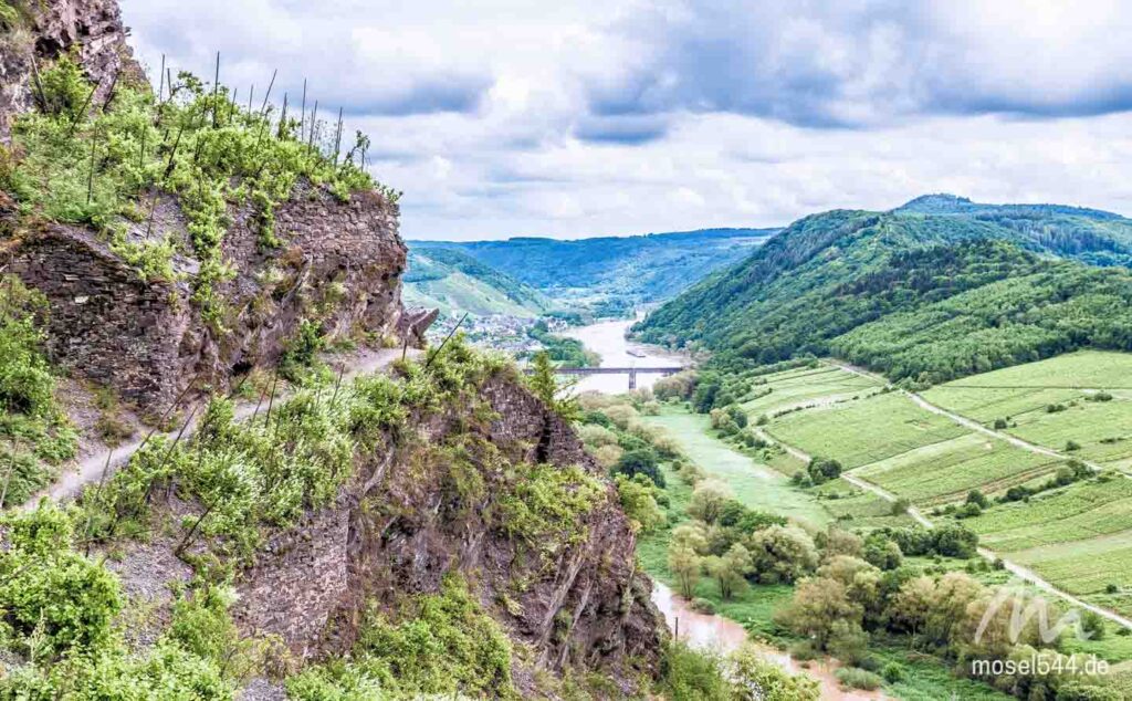 Blick zurück Richtung Ediger-Eller. Der Weg führt manchmal direkt am Abgrund entlang.