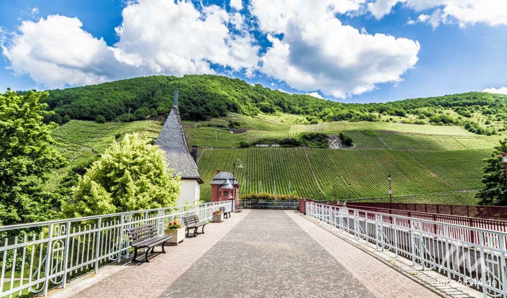 Brücke nach Trittenheim und einer der alten Fährtürme. Im Hintergrund die Weinberge.