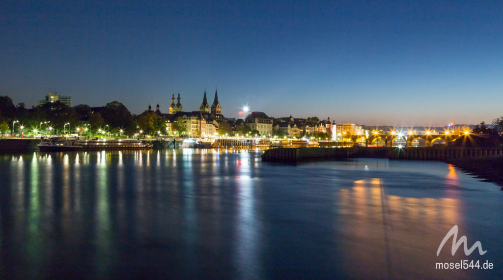 Koblenz Skyline bei Nacht.