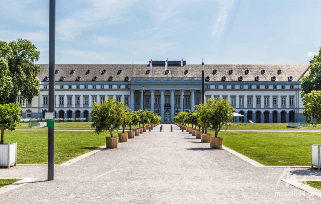 Das Kurfürstliches-Schloss in Koblenz mit schönen Gärten die zum Verweilen einladen.