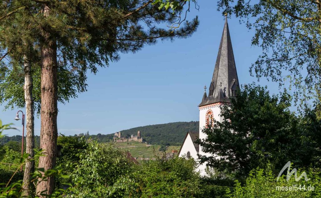 Das Ende der Etappe naht. Der Kirchturm von Löf und im Hintergrund Burg Thurant bei Alken.