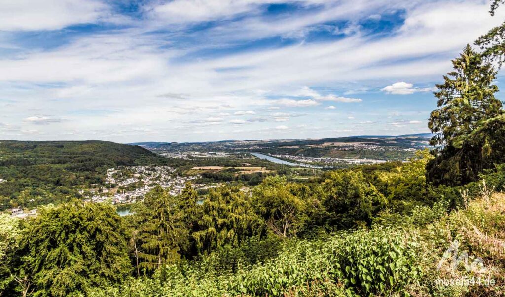 Von der Löschemer Kapelle blickt man in das Moseltal bis Konz und die Eifel.