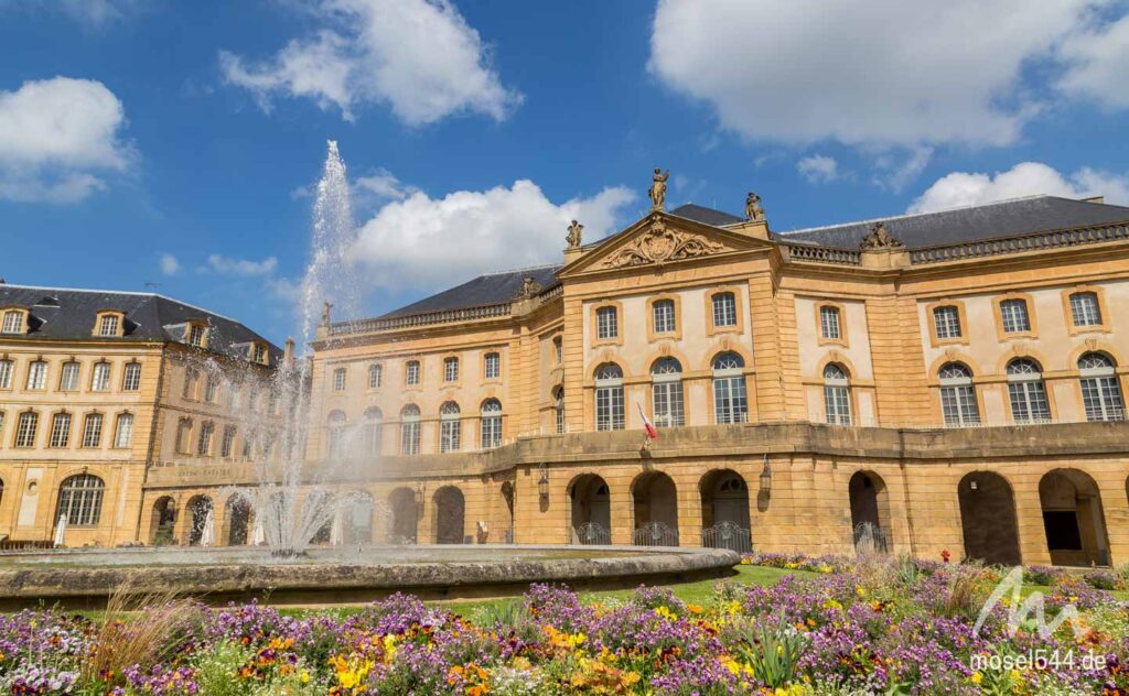 Place de la Comédie mit Springbrunnen und Opernhaus im Hintergrund.